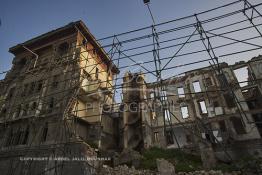 Image du Maroc Professionnelle de  Petit à petit L’hôtel Lincoln située sur le Boulevard Mohammed V à Casablanca quitte ce monde. Construit par des matériaux poreux et sans étanchéité au début du 20e siècle. Déjà en 1989 suite aux accidents qui ont causé des morts et plusieurs blessés, le bâtiment a été vidé avec cessation de toute activités des commerces et cafés. La construction risquait de s’écrouler à tout moment car elle était instable selon le rapport de l’expertise. Suite aux fortes pluies et rafales de vent qui se sont abattues sur Casablanca en Février 2009, une partie de l’édifice s’est effondrée. Maintenant gisant sur le sol et réduite en miettes, la moitié de la façade de ce lieu mythique.  Dix ans après l’écriture de ce texte rien n’a été fait ! Renaîtra-t-il de ses poussières un jour après ces dramatiques chutes mortelle ? Samedi 21 Mars 2009. (Photo / Abdeljalil Bounhar) 